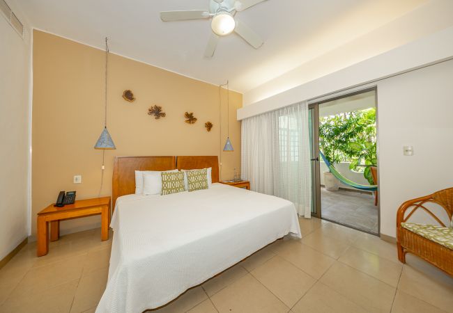 Renta por habitaciones en Playa del Carmen - R107. Standard Room King con Balcón.