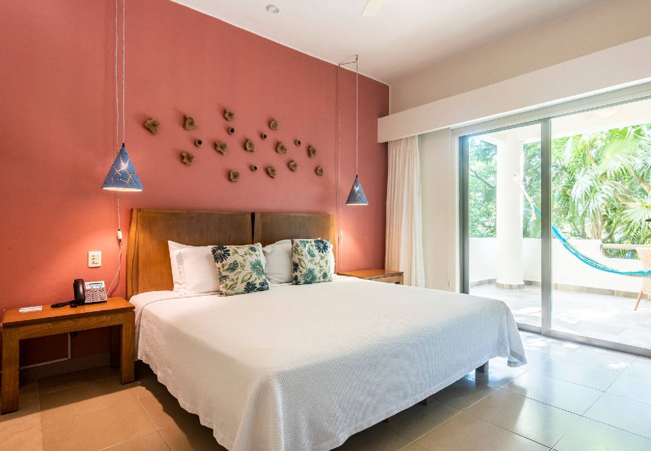 Renta por habitaciones en Playa del Carmen - R107. Standard Room King con Balcón.