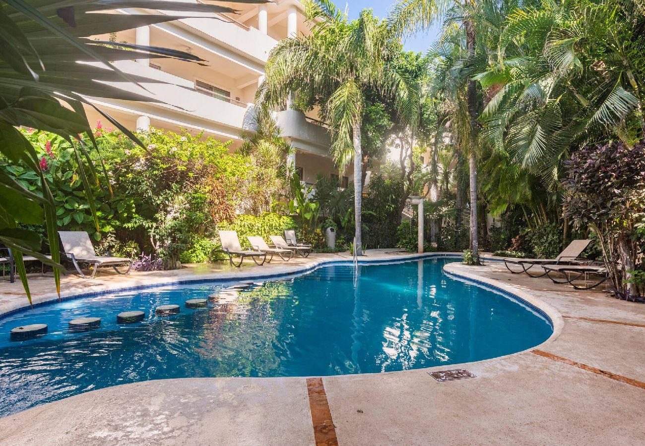 Renta por habitaciones en Playa del Carmen - R107. Standard Room King con Balcón.