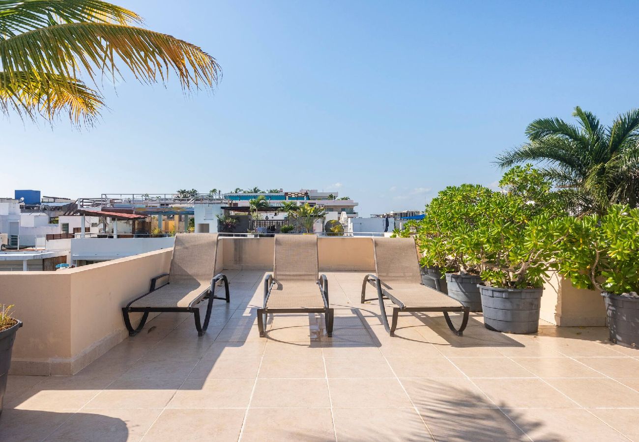Renta por habitaciones en Playa del Carmen - R107. Standard Room King con Balcón.