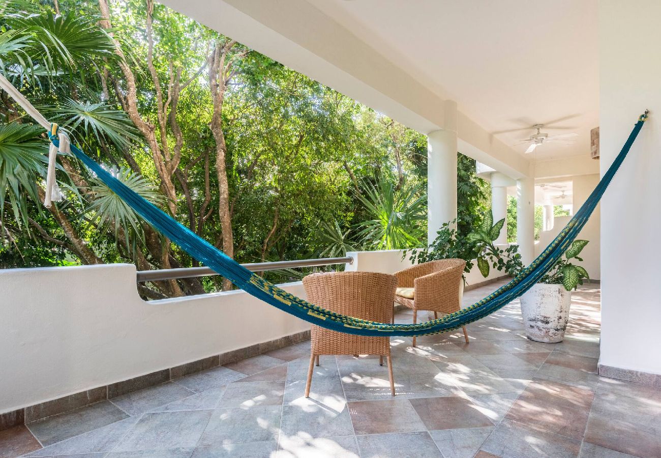 Renta por habitaciones en Playa del Carmen - R107. Standard Room King con Balcón.