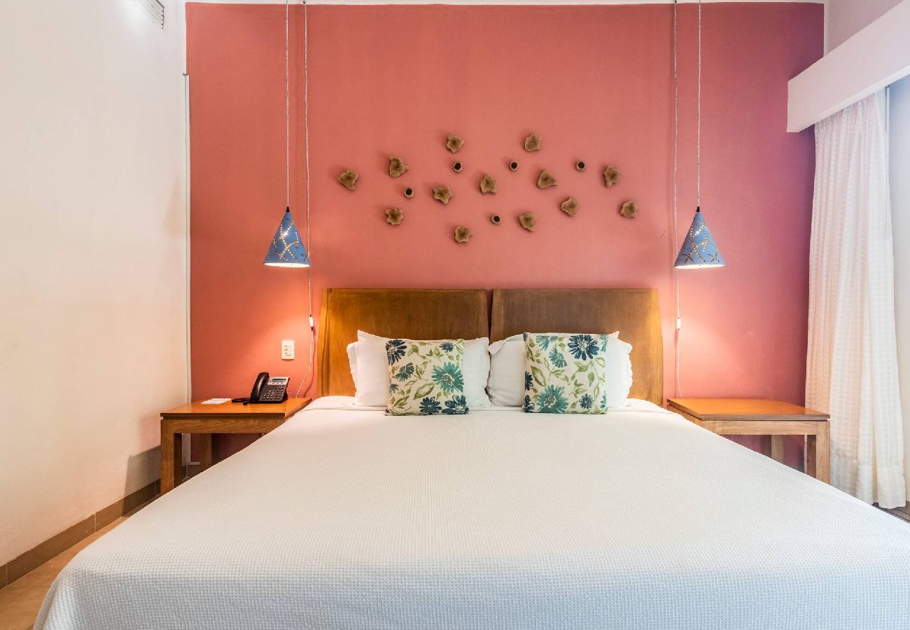 Renta por habitaciones en Playa del Carmen - R107. Standard Room King con Balcón.