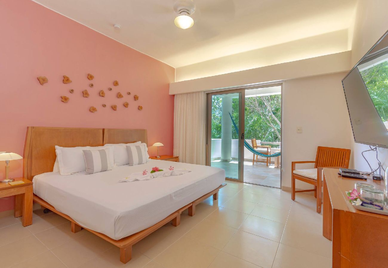 Renta por habitaciones en Playa del Carmen - R107. Standard Room King con Balcón.