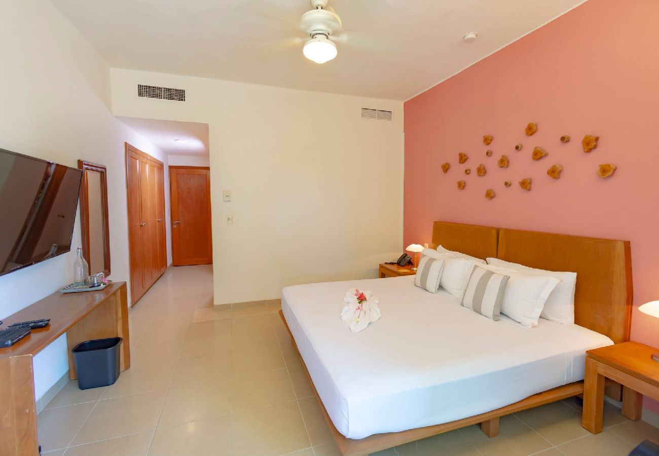 Renta por habitaciones en Playa del Carmen - R107. Standard Room King con Balcón.