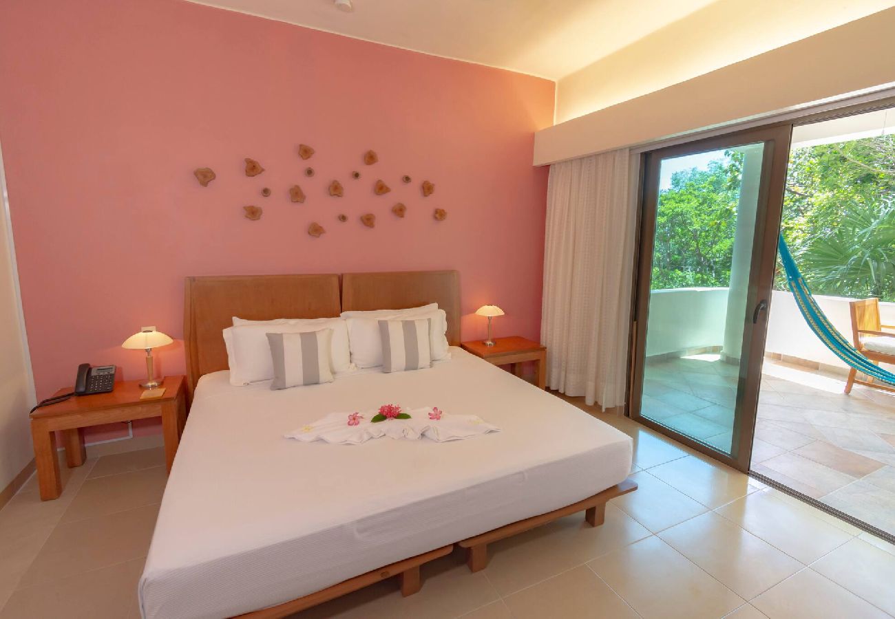 Renta por habitaciones en Playa del Carmen - R107. Standard Room King con Balcón.