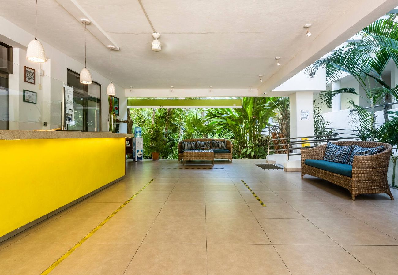 Renta por habitaciones en Playa del Carmen - R107. Standard Room King con Balcón.