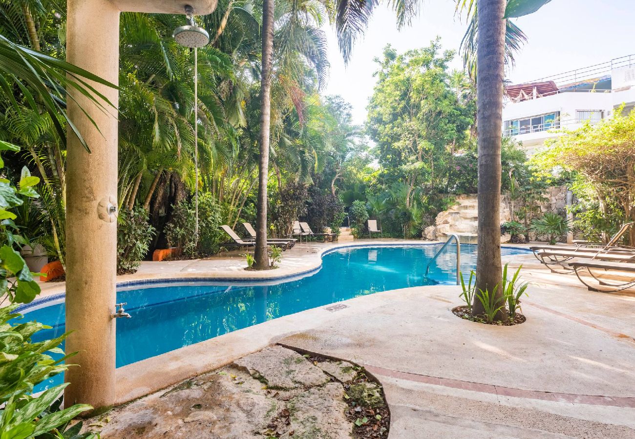 Renta por habitaciones en Playa del Carmen - R107. Standard Room King con Balcón.