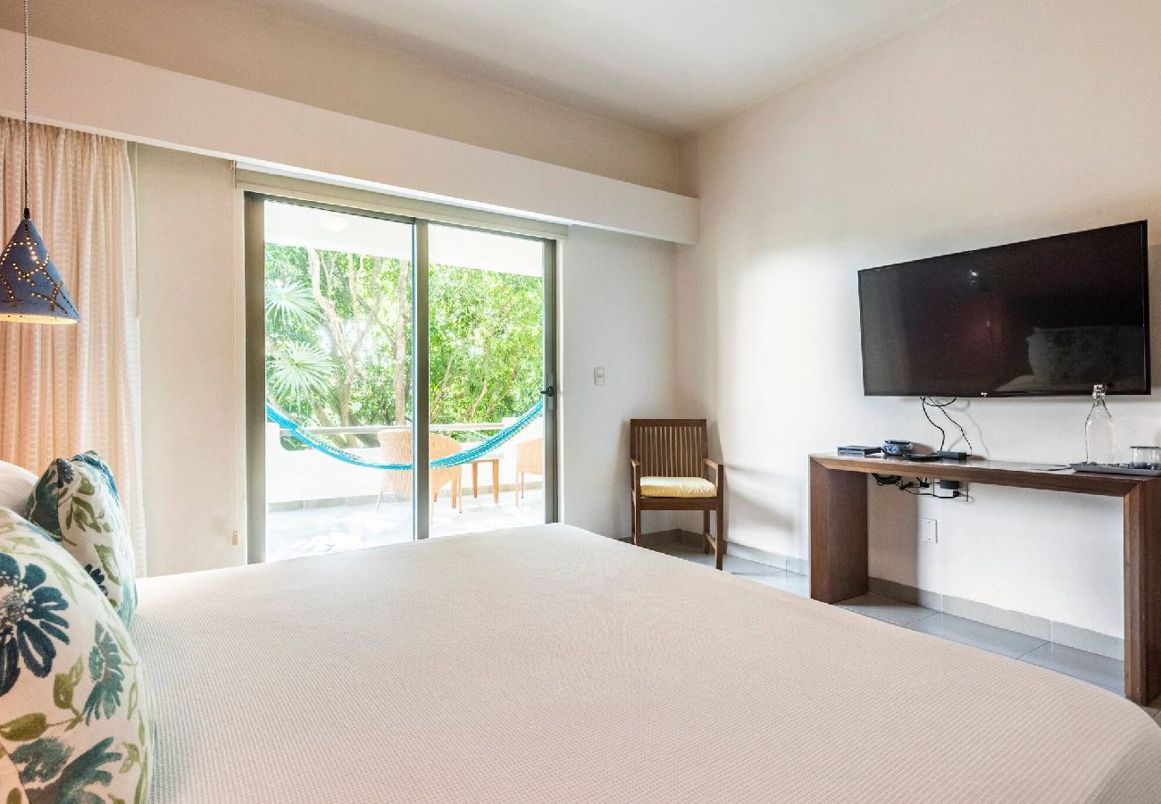 Rent by room in Playa del Carmen - R107. Standard Room King con Balcón.