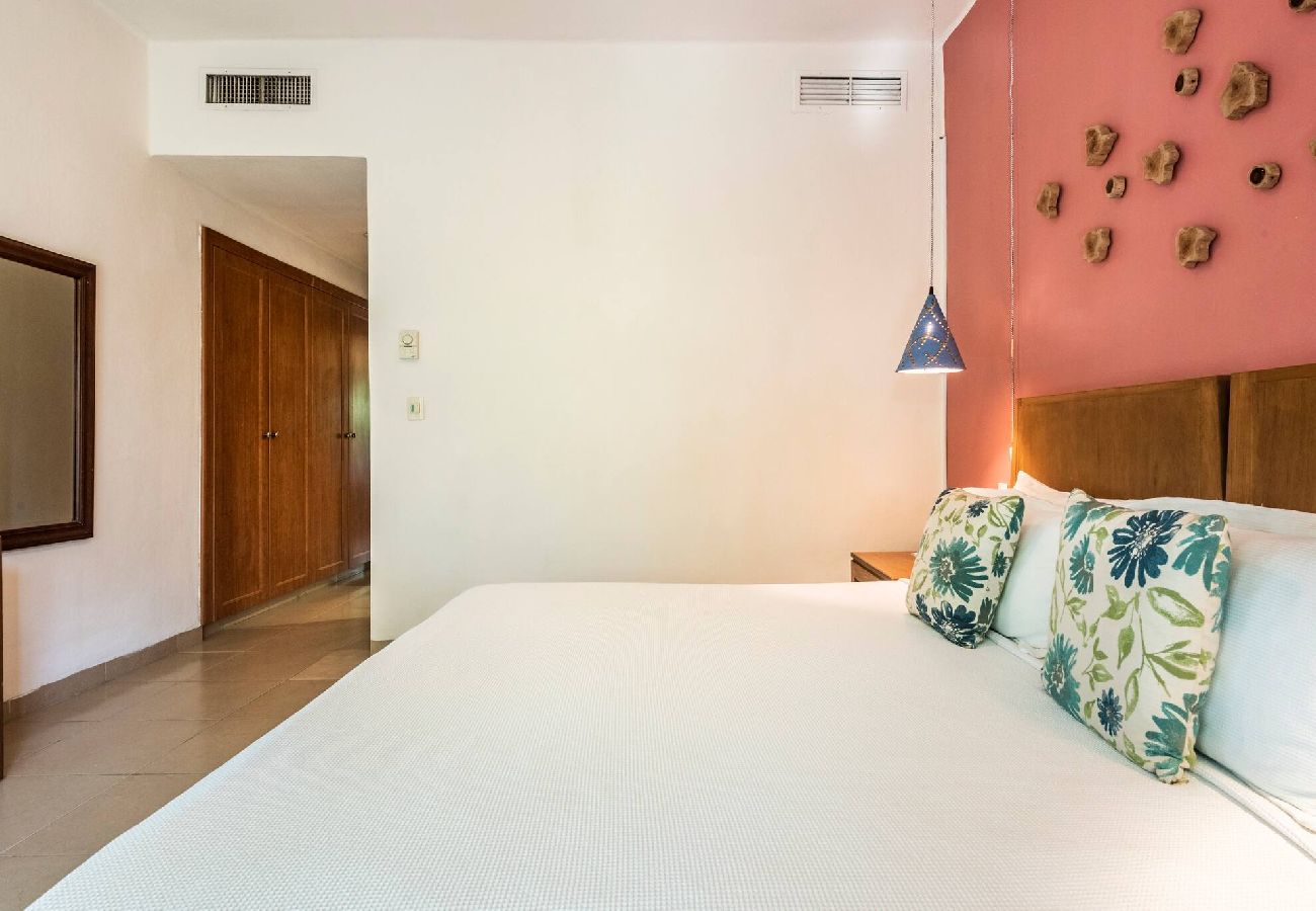 Rent by room in Playa del Carmen - R107. Standard Room King con Balcón.