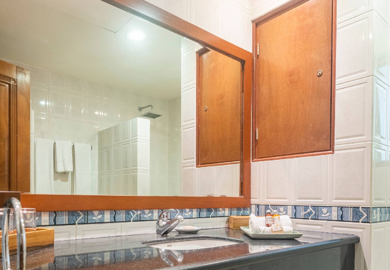 Rent by room in Playa del Carmen - R107. Standard Room King con Balcón.