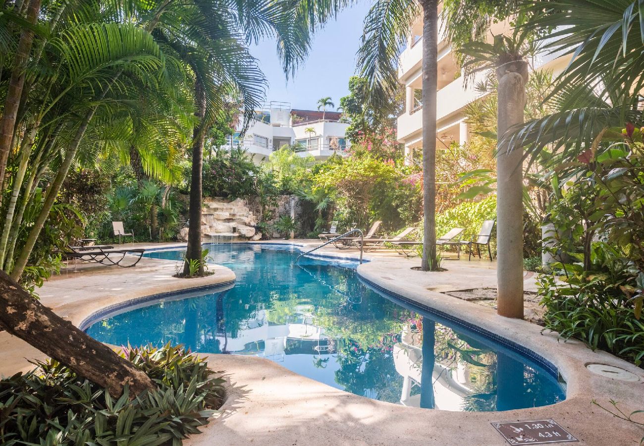 Rent by room in Playa del Carmen - R107. Standard Room King con Balcón.