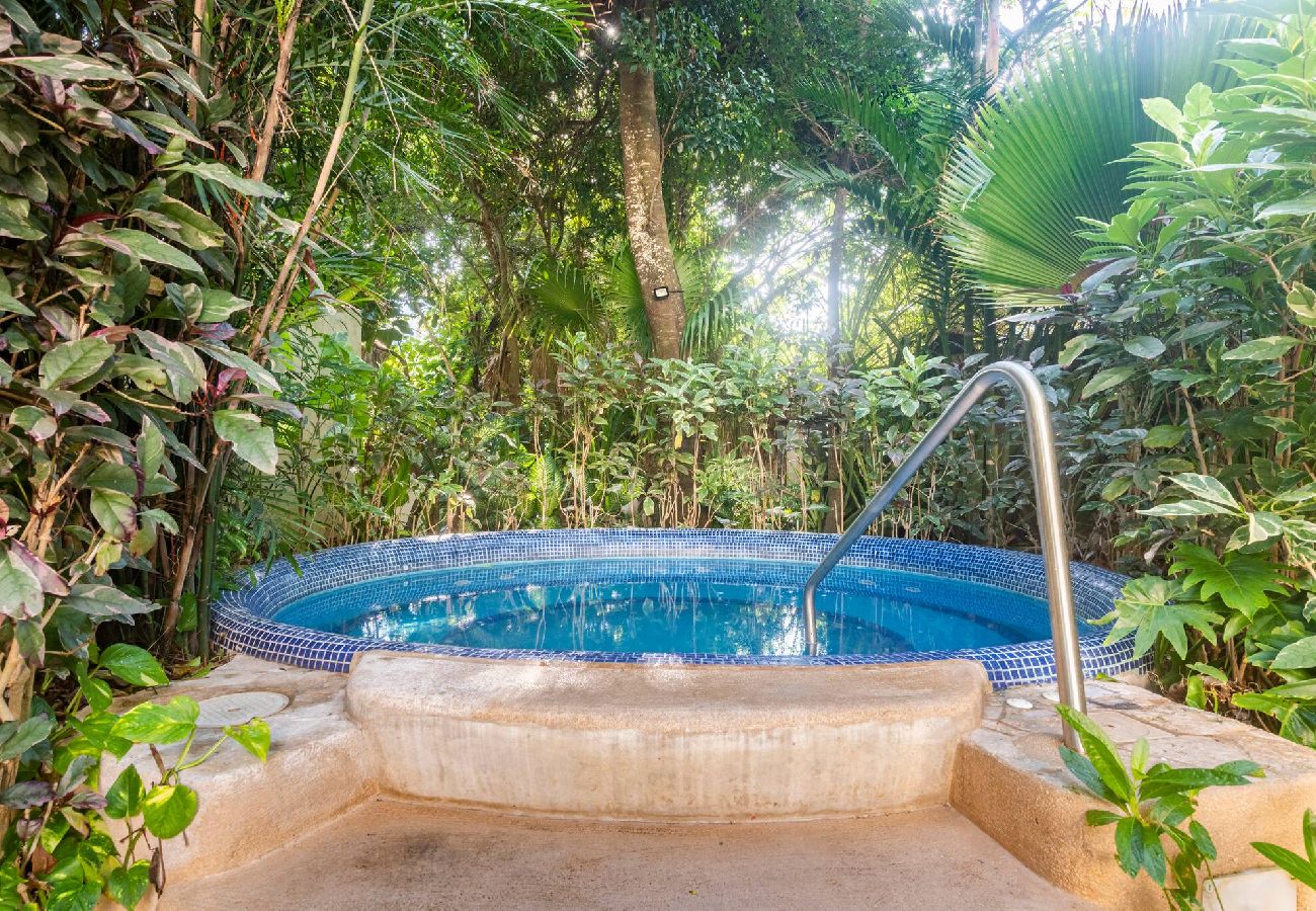 Rent by room in Playa del Carmen - R107. Standard Room King con Balcón.